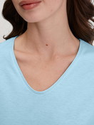 Le mannequin Femme porte le/la T-shirt á manches courtes en 100% coton de couleur Bleu, Unicolore, de la série Favourites Journey de CALIDA, Détail