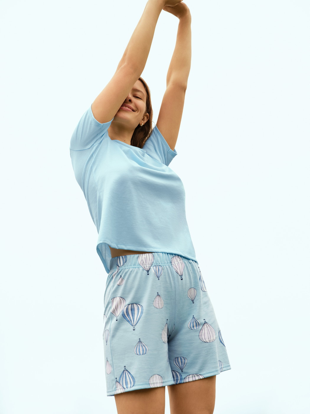 Le mannequin Femme porte le/la T-shirt á manches courtes en 100% coton de couleur Bleu, Unicolore, de la série Favourites Journey de CALIDA, Image supplémentaire