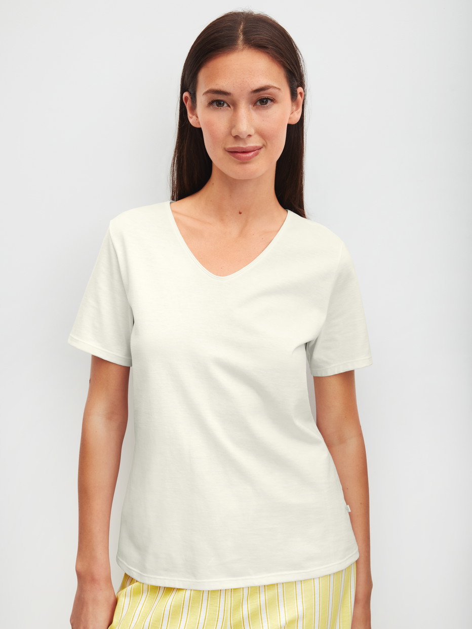 Damen-Model trägt T-shirt mit V-Neck aus 100% Baumwolle in Weiß, Einfarbig aus Serie Favourites Ocean von CALIDA, Vorderansicht
