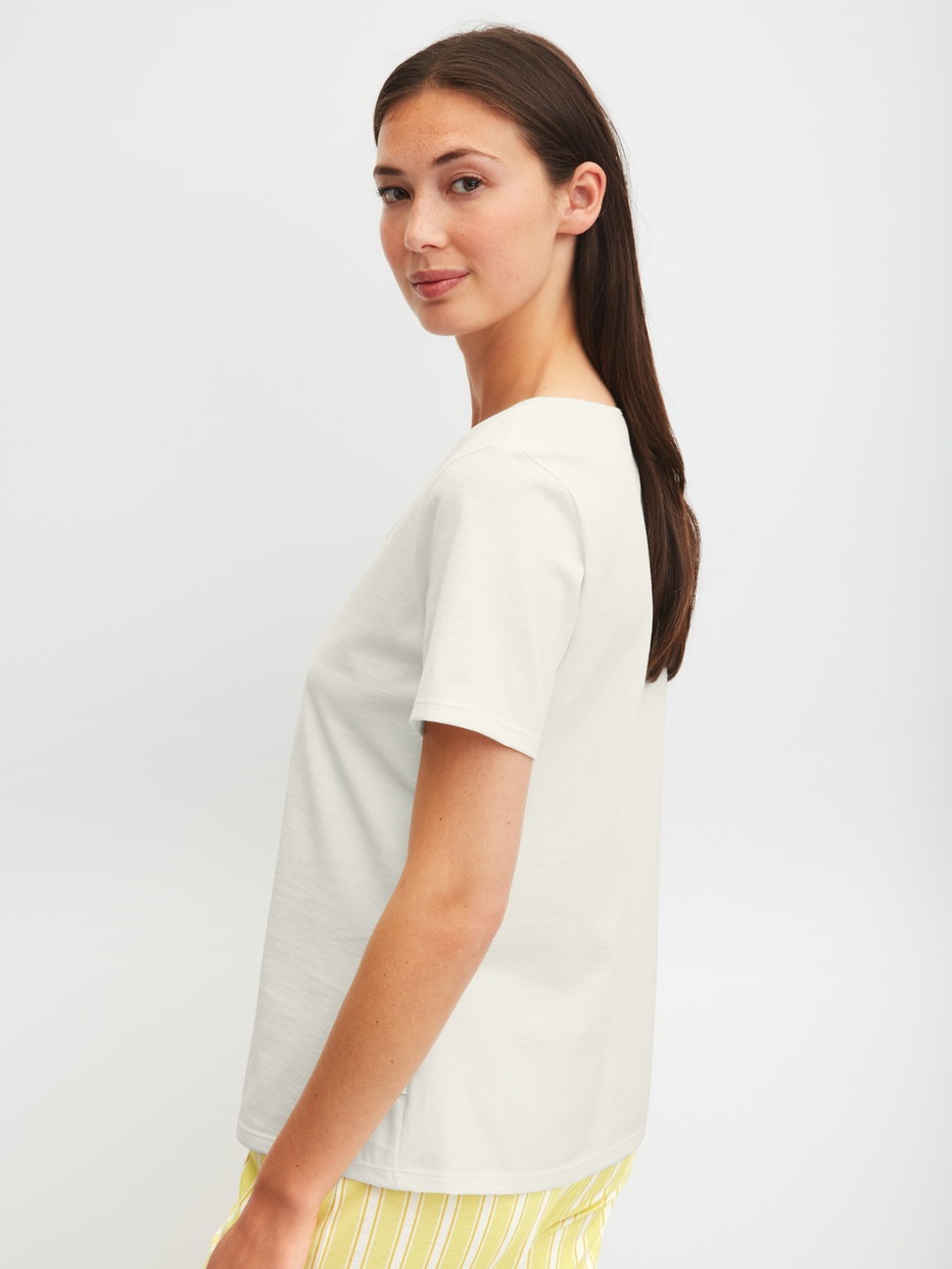 Damen-Model trägt T-shirt mit V-Neck aus 100% Baumwolle in Weiß, Einfarbig aus Serie Favourites Ocean von CALIDA, Rückansicht