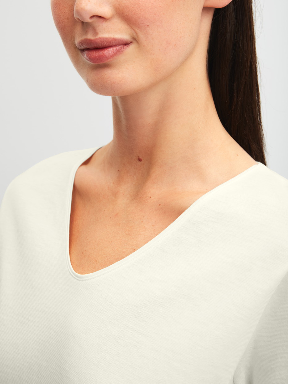 Damen-Model trägt T-shirt mit V-Neck aus 100% Baumwolle in Weiß, Einfarbig aus Serie Favourites Ocean von CALIDA, Detail