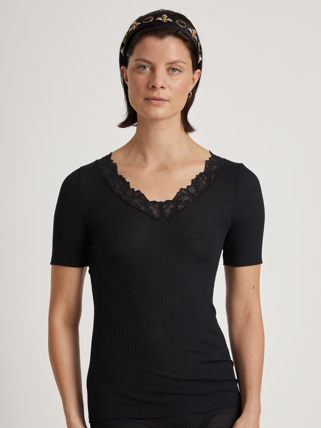 Women model is wearing Shirt short sleeve made of Wool in Black, Lace from the Silky Wool Joy series by CALIDA, Front view
