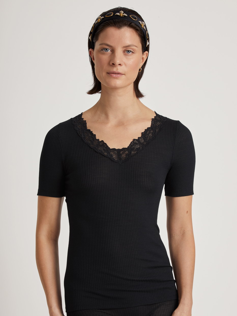 Damen-Model trägt Kurzarm-Shirt aus Wolle-Seide aus Wolle in Schwarz, Spitze aus Serie Silky Wool Joy von CALIDA, Vorderansicht