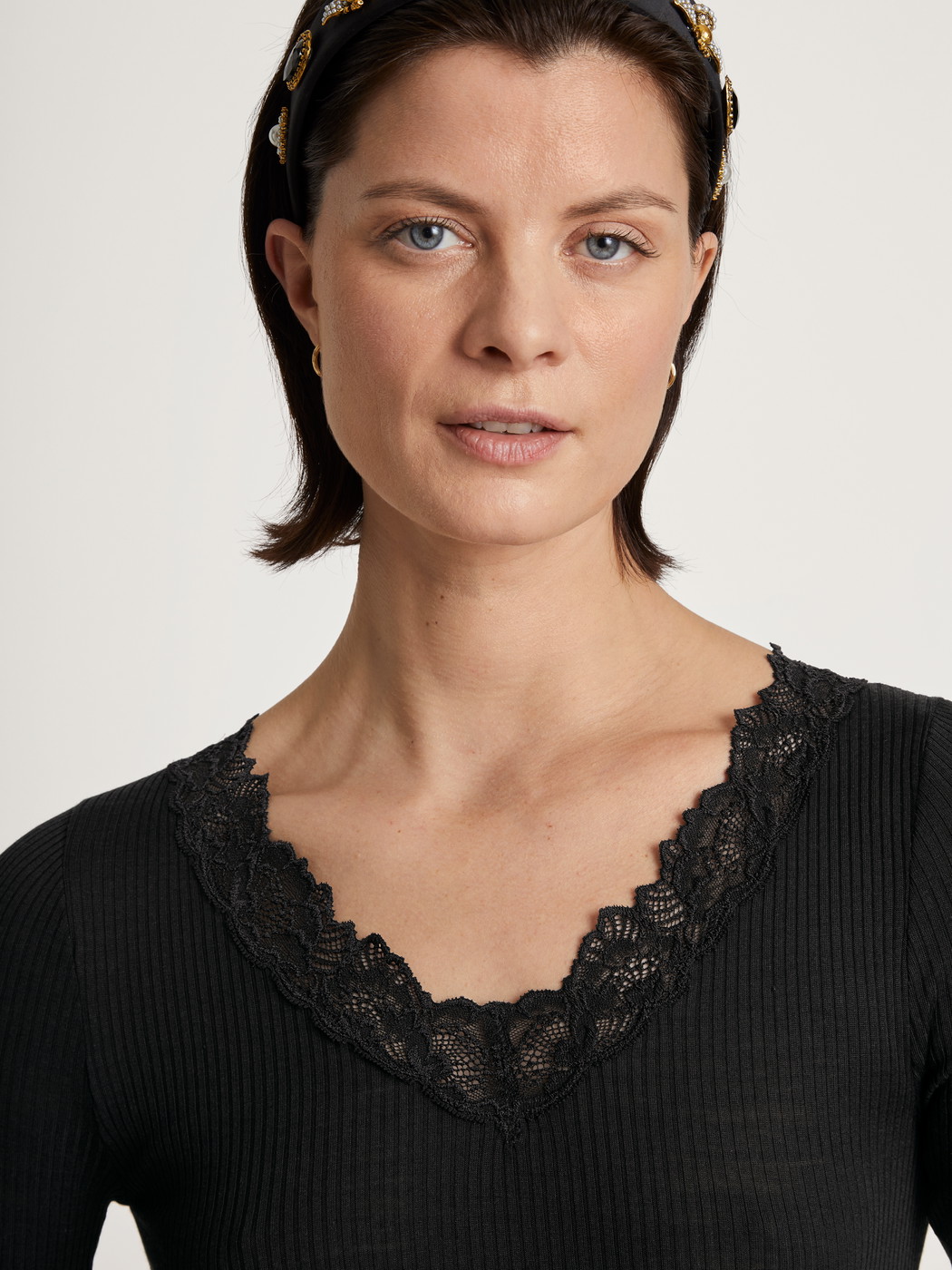Women model is wearing Shirt short sleeve made of Wool in Black, Lace from the Silky Wool Joy series by CALIDA, Detail