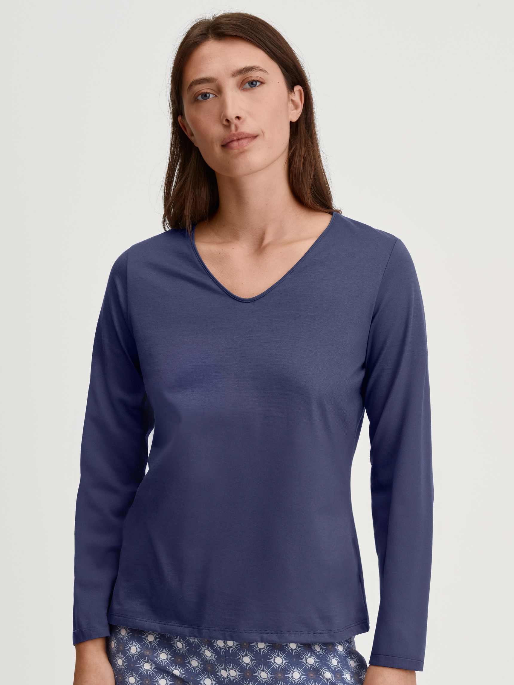 Le mannequin Femme porte le/la T-shirt à manches longues en 100% coton de couleur Bleu, Unicolore, de la série Favourites Universe de CALIDA, Vue de face