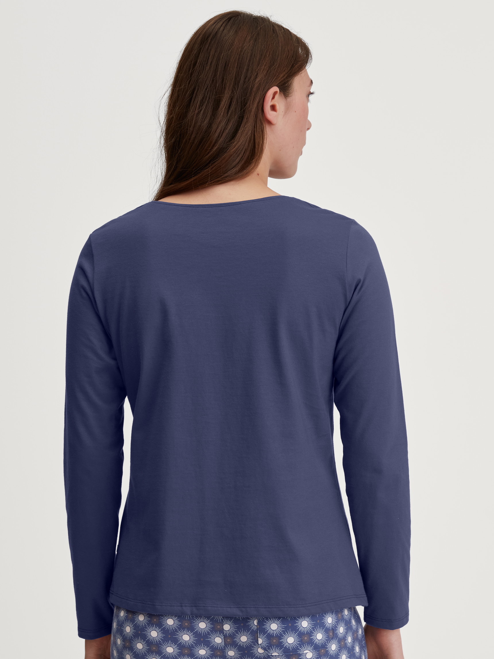 Le mannequin Femme porte le/la T-shirt à manches longues en 100% coton de couleur Bleu, Unicolore, de la série Favourites Universe de CALIDA, Vue arrière