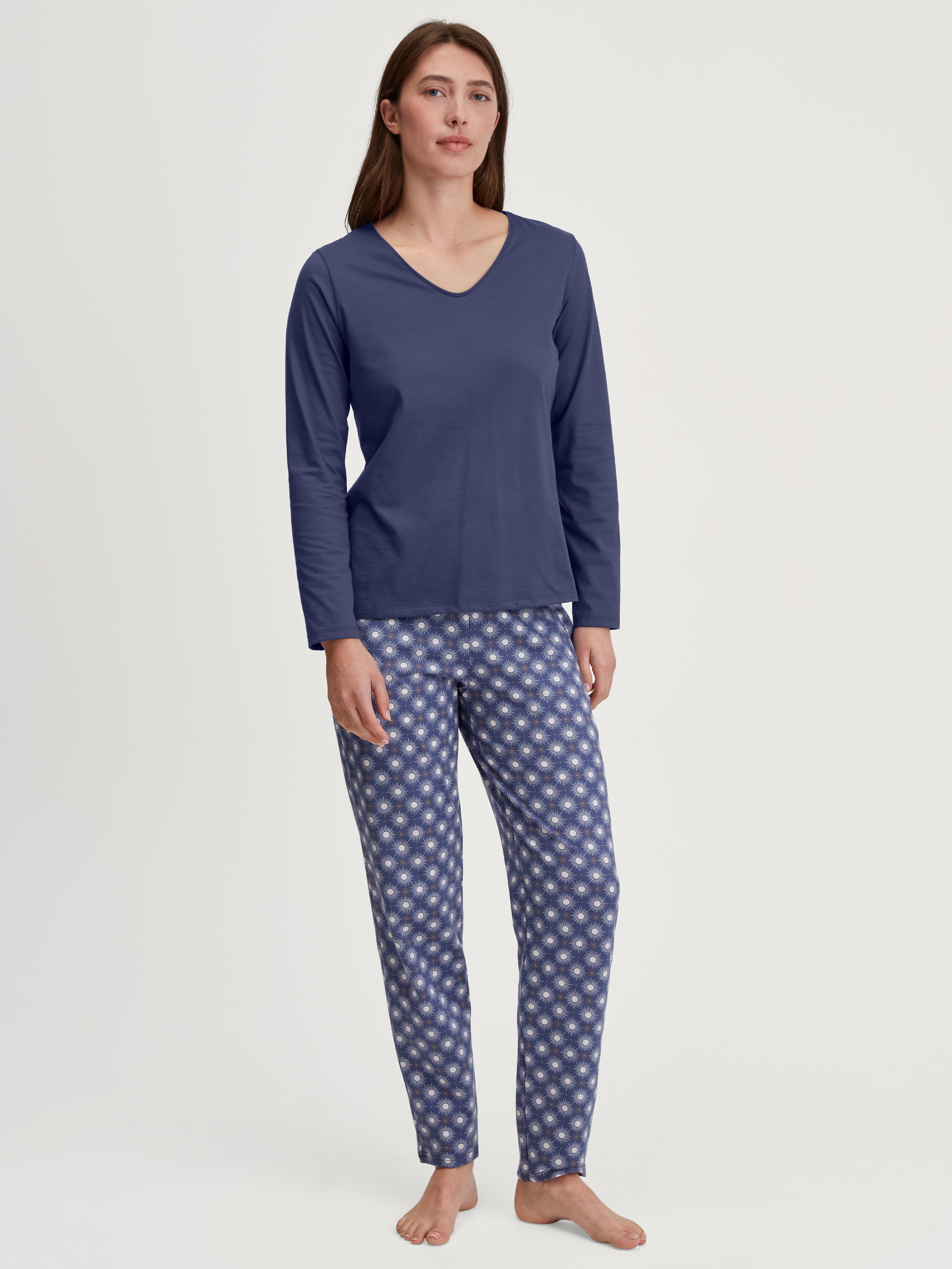Damen-Model trägt Langarm-Shirt aus 100% Baumwolle in Blau, Einfarbig aus Serie Favourites Universe von CALIDA, Outfit