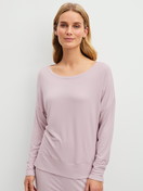 La modella / Il modello Donna indossa Shirt a manica lunga in Modal di colore Viola, Tinta unita, della serie Feminine Lounge di CALIDA, Vista frontale
