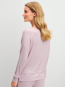 La modella / Il modello Donna indossa Shirt a manica lunga in Modal di colore Viola, Tinta unita, della serie Feminine Lounge di CALIDA, Vista posteriore