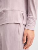 La modella / Il modello Donna indossa Shirt a manica lunga in Modal di colore Viola, Tinta unita, della serie Feminine Lounge di CALIDA, Dettaglio