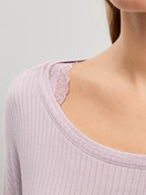 La modella / Il modello Donna indossa Shirt a manica lunga in Modal di colore Viola, Tinta unita, della serie Feminine Lounge di CALIDA, Dettaglio