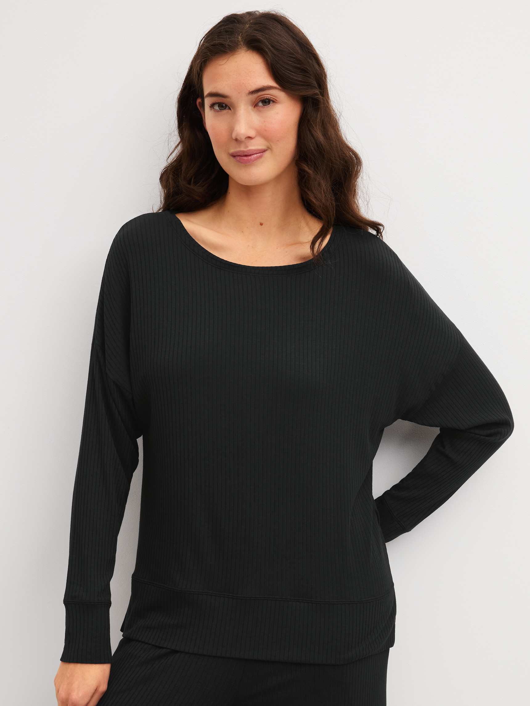 La modella / Il modello Donna indossa Shirt a manica lunga in Modal di colore Nero, Tinta unita, della serie Feminine Lounge di CALIDA, Vista frontale