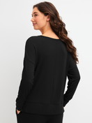 La modella / Il modello Donna indossa Shirt a manica lunga in Modal di colore Nero, Tinta unita, della serie Feminine Lounge di CALIDA, Vista posteriore