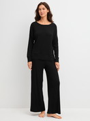 La modella / Il modello Donna indossa Shirt a manica lunga in Modal di colore Nero, Tinta unita, della serie Feminine Lounge di CALIDA, Abbigliamento