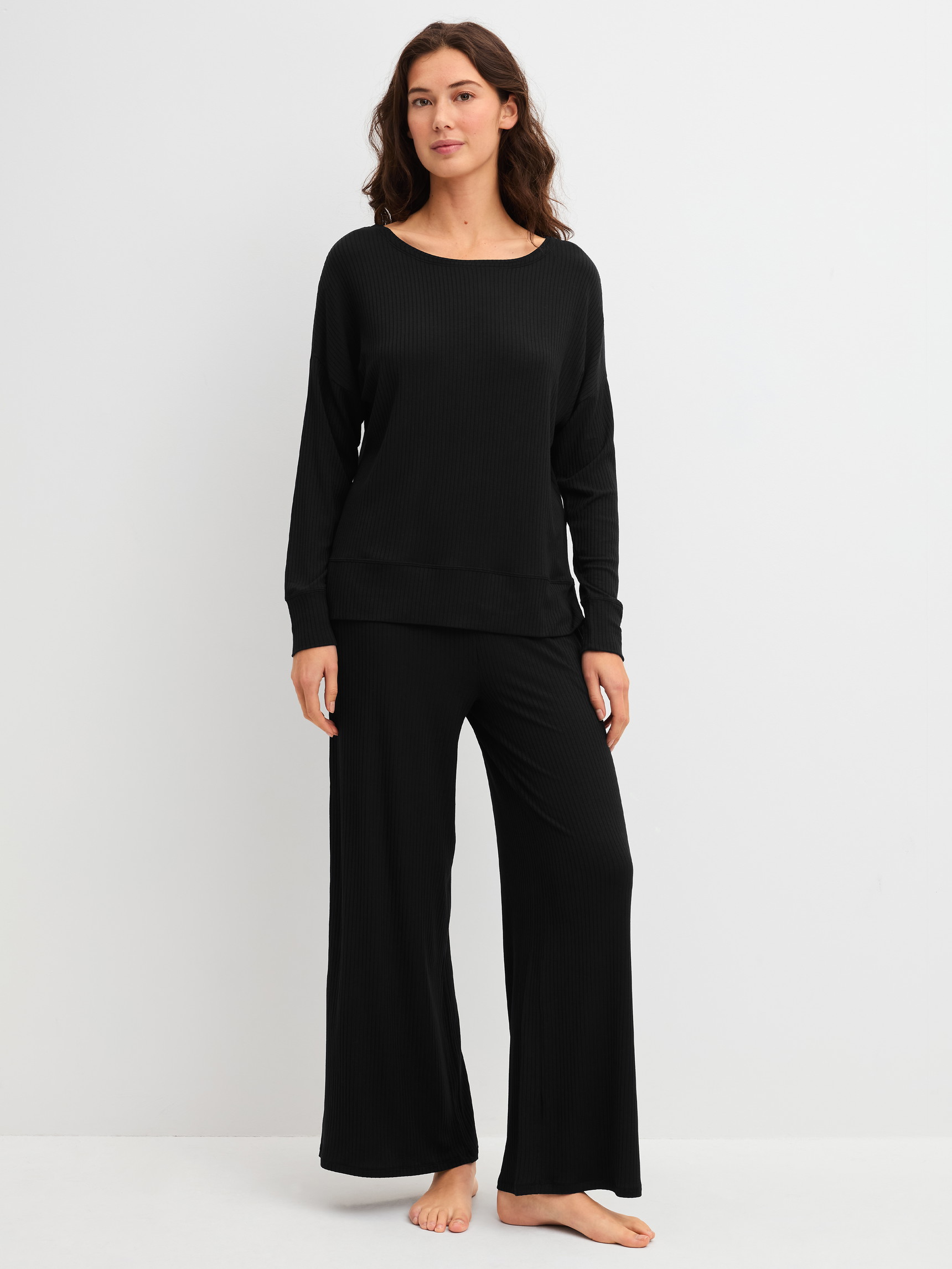 La modella / Il modello Donna indossa Shirt a manica lunga in Modal di colore Nero, Tinta unita, della serie Feminine Lounge di CALIDA, Abbigliamento