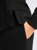 La modella / Il modello Donna indossa Shirt a manica lunga in Modal di colore Nero, Tinta unita, della serie Feminine Lounge di CALIDA, Dettaglio