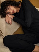 La modella / Il modello Donna indossa Shirt a manica lunga in Modal di colore Nero, Tinta unita, della serie Feminine Lounge di CALIDA, Immagine aggiuntiva