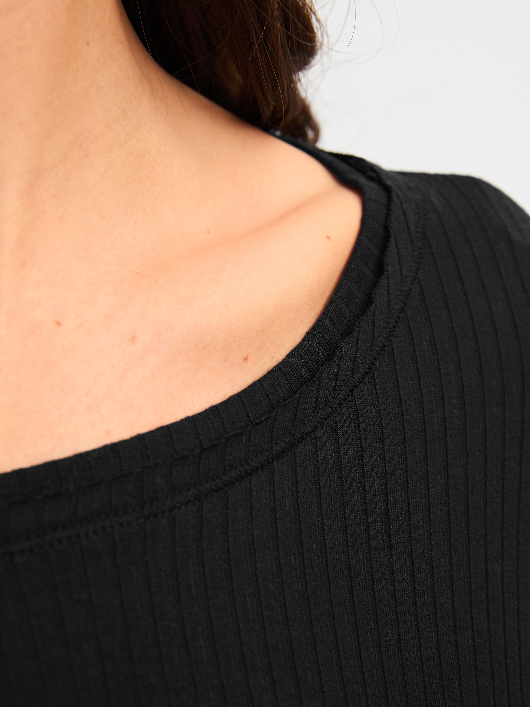 La modella / Il modello Donna indossa Shirt a manica lunga in Modal di colore Nero, Tinta unita, della serie Feminine Lounge di CALIDA, Dettaglio