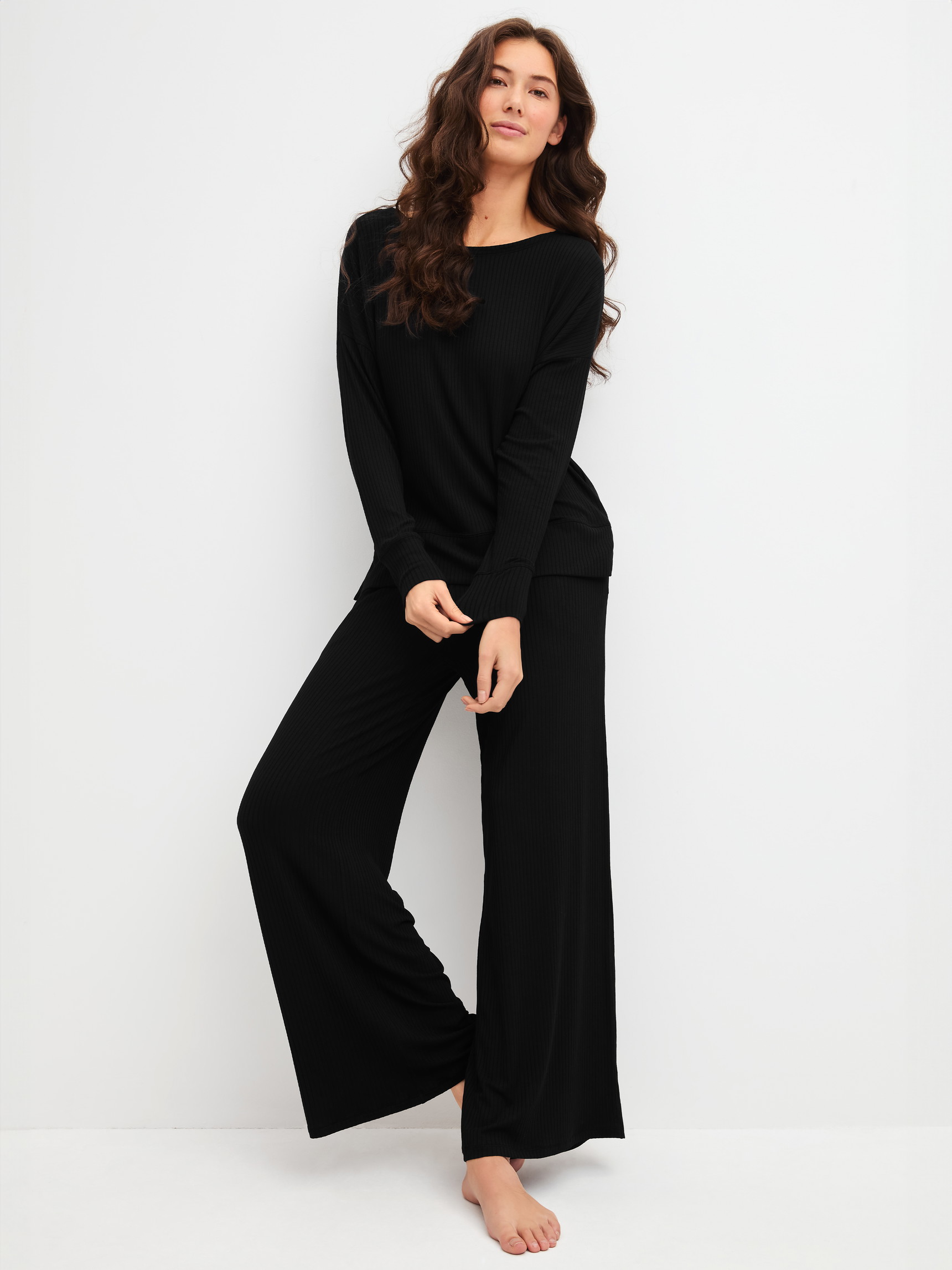 La modella / Il modello Donna indossa Shirt a manica lunga in Modal di colore Nero, Tinta unita, della serie Feminine Lounge di CALIDA, Immagine aggiuntiva