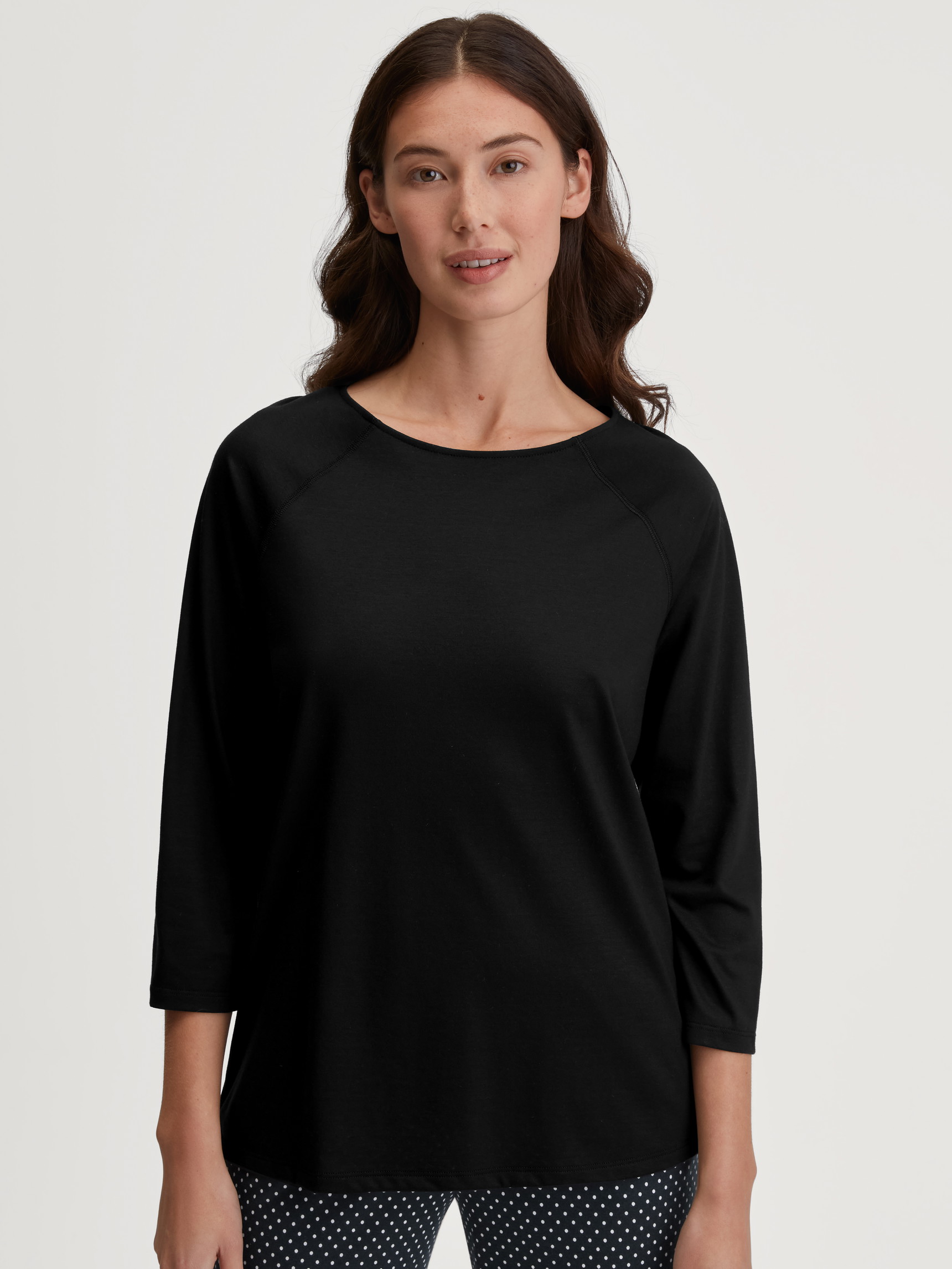 La modella / Il modello Donna indossa Shirt manica 3/4 in Cotone di colore Nero, Tinta unita, della serie Favourites Journey di CALIDA, Vista frontale