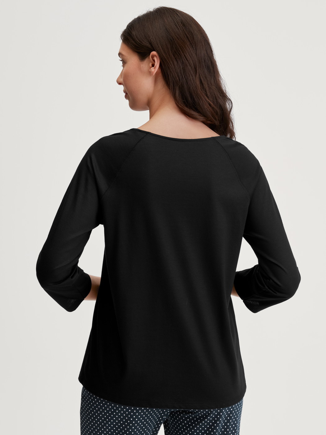 Le mannequin Femme porte le/la T-shirt manche 3/4 en Coton de couleur Noir, Unicolore, de la série Favourites Journey de CALIDA, Vue arrière