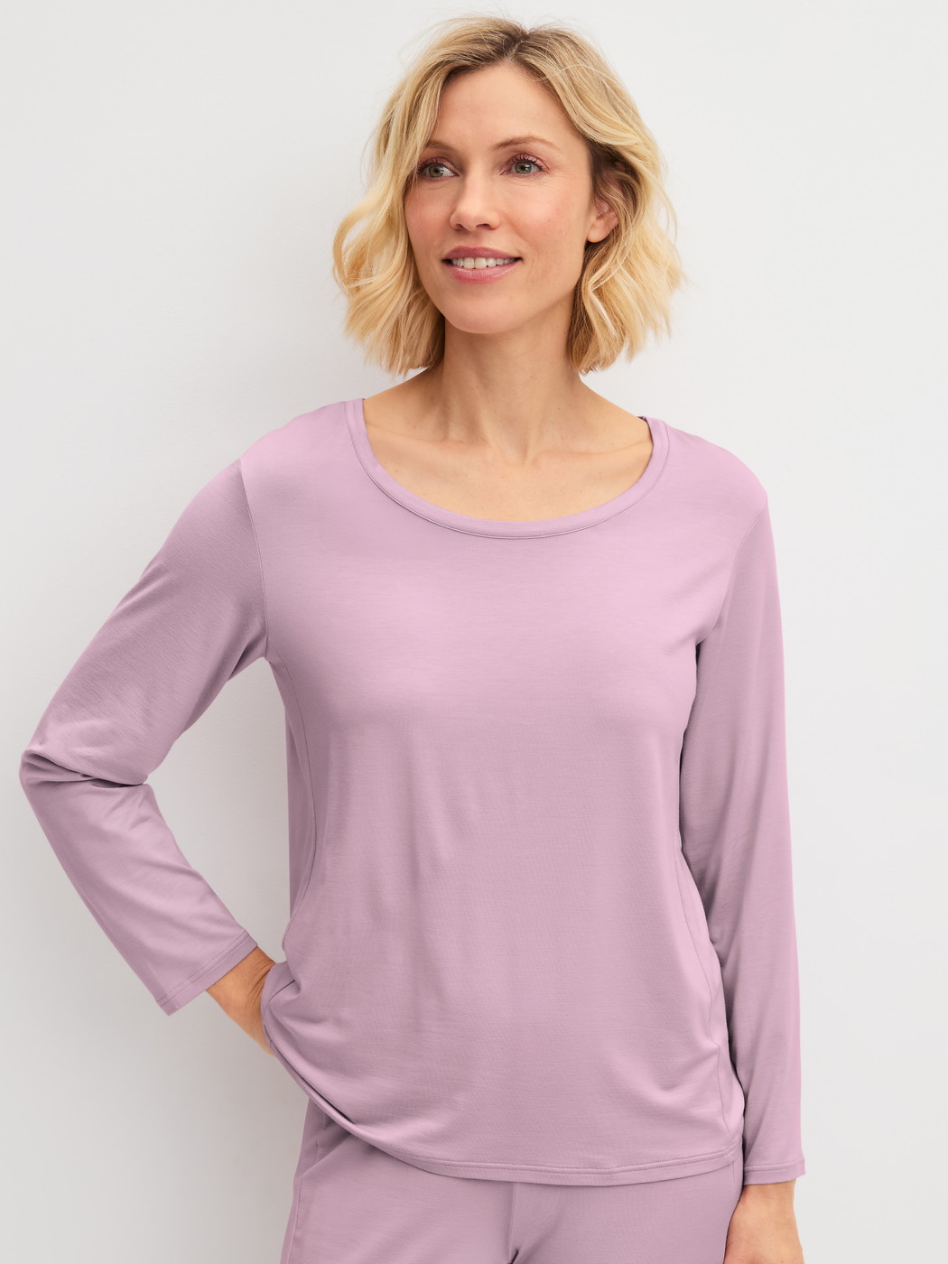 Damen-Model trägt Langarm-Shirt aus Modal in Violett, Einfarbig aus Serie DSW Balancing von CALIDA, Vorderansicht