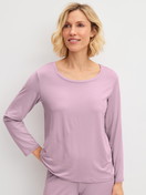 Damen-Model trägt Langarm-Shirt aus Modal in Violett, Einfarbig aus Serie DSW Balancing von CALIDA, Vorderansicht
