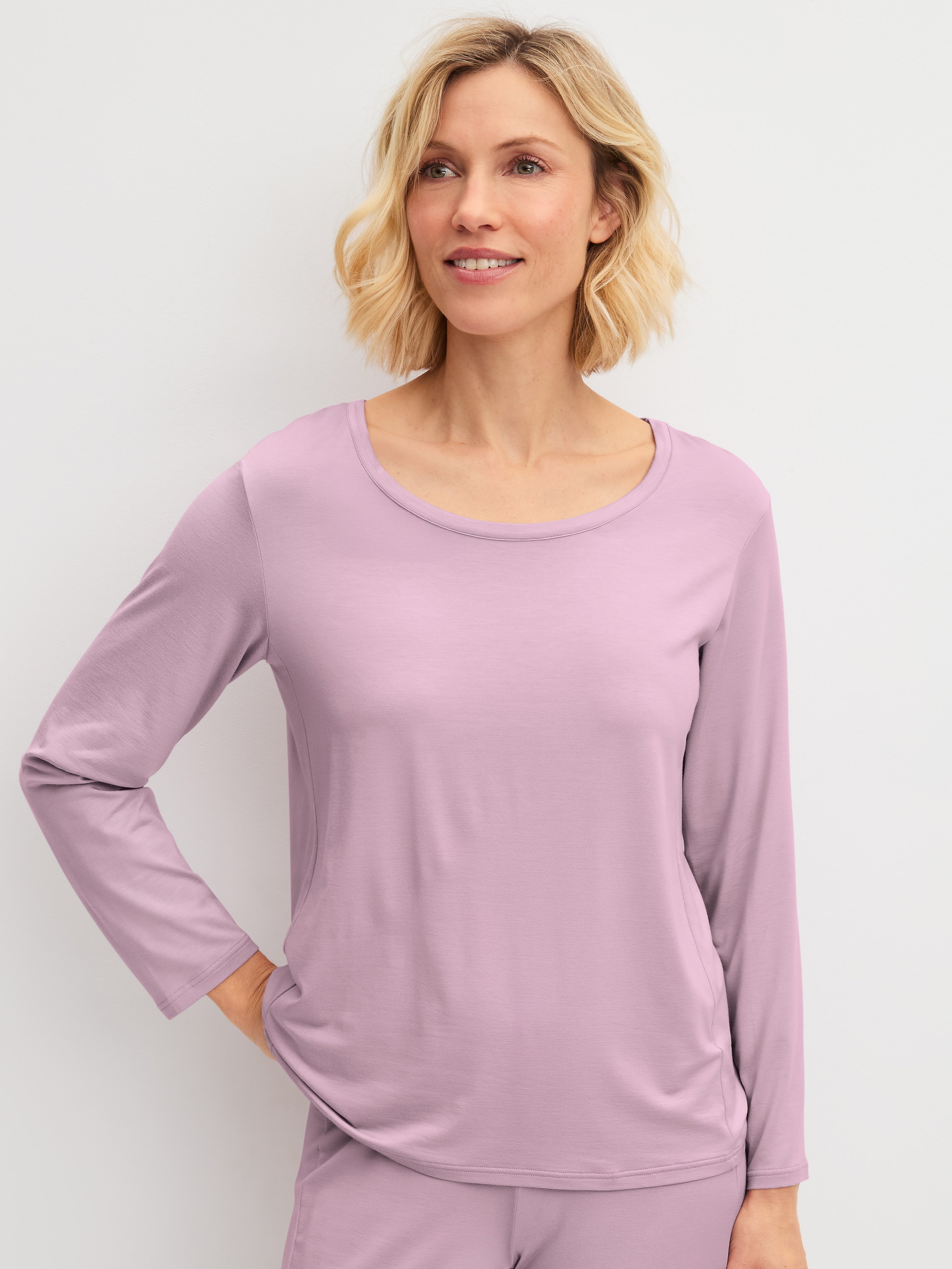 Damen-Model trägt Langarm-Shirt aus Modal in Violett, Einfarbig aus Serie DSW Balancing von CALIDA, Vorderansicht