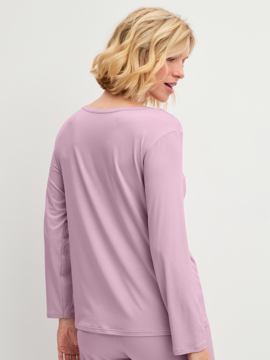 La modella / Il modello Donna indossa Shirt a manica lunga in Modal di colore Viola, Tinta unita, della serie DSW Balancing di CALIDA, Vista posteriore