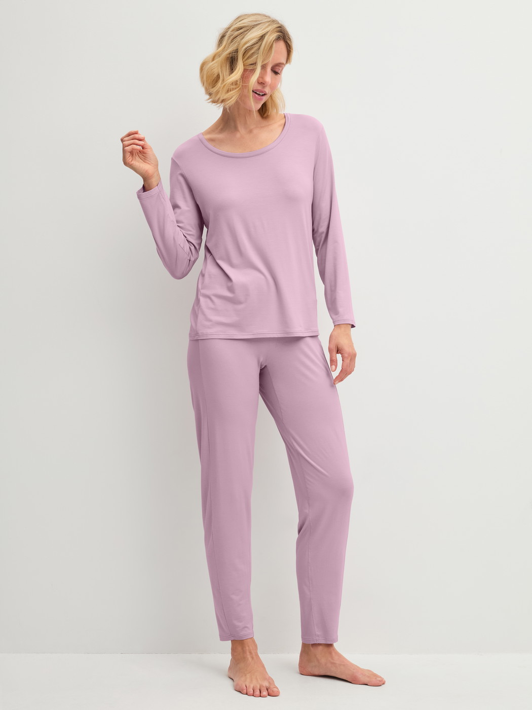 Damen-Model trägt Langarm-Shirt aus Modal in Violett, Einfarbig aus Serie DSW Balancing von CALIDA, Outfit