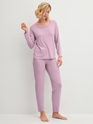Damen-Model trägt Langarm-Shirt aus Modal in Violett, Einfarbig aus Serie DSW Balancing von CALIDA, Outfit