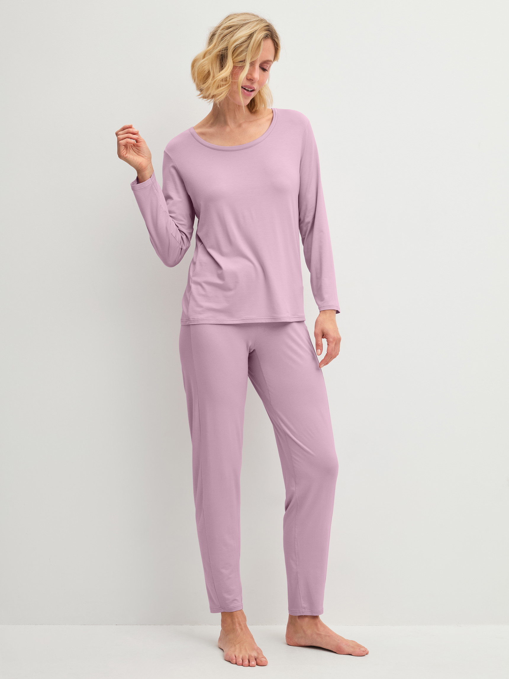 Damen-Model trägt Langarm-Shirt aus Modal in Violett, Einfarbig aus Serie DSW Balancing von CALIDA, Outfit