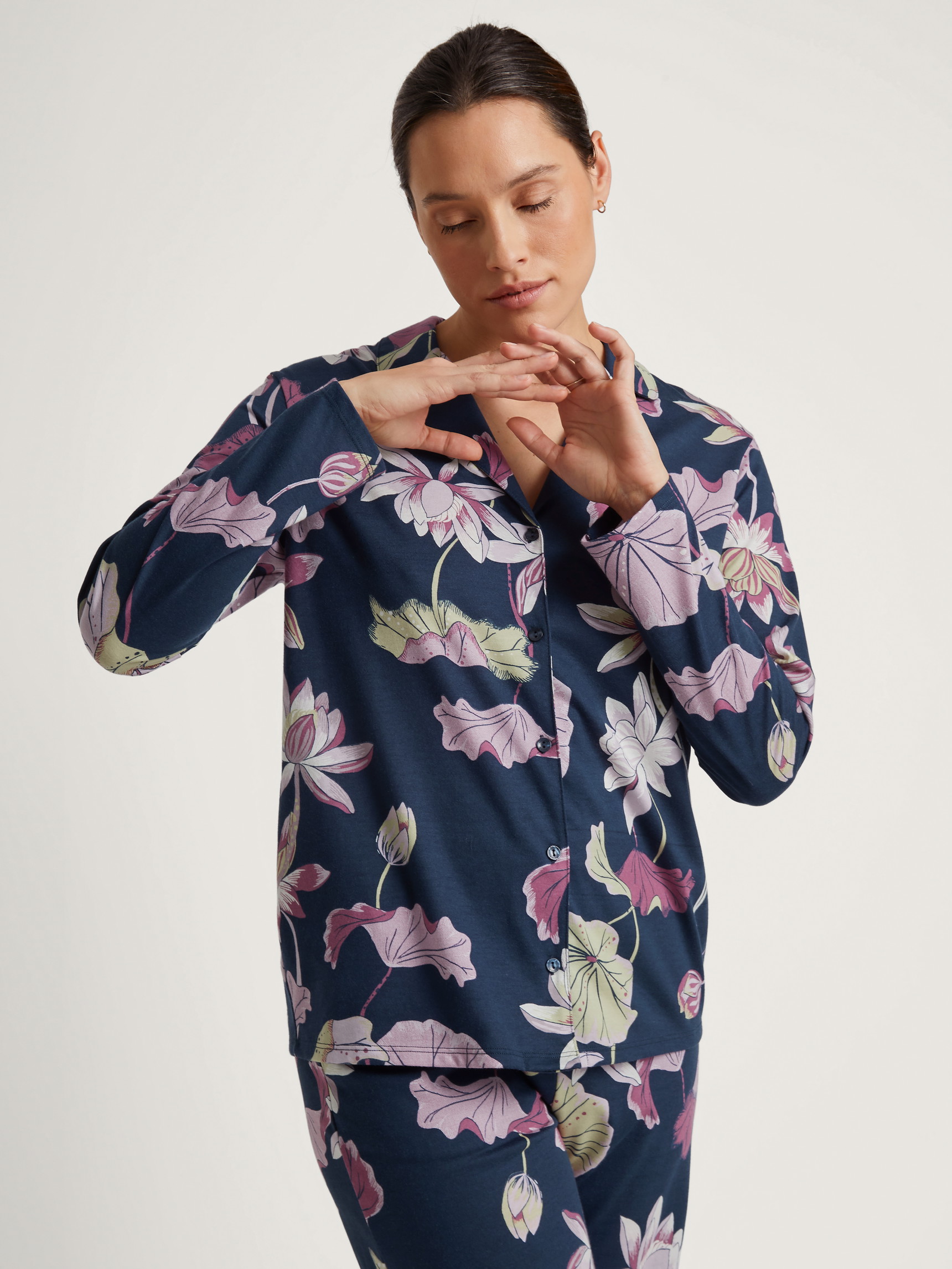 Damen-Model trägt Langarm-Shirt, durchgeknöpft aus Modal in Blau, Floral aus Serie Favourites Glow von CALIDA, Vorderansicht