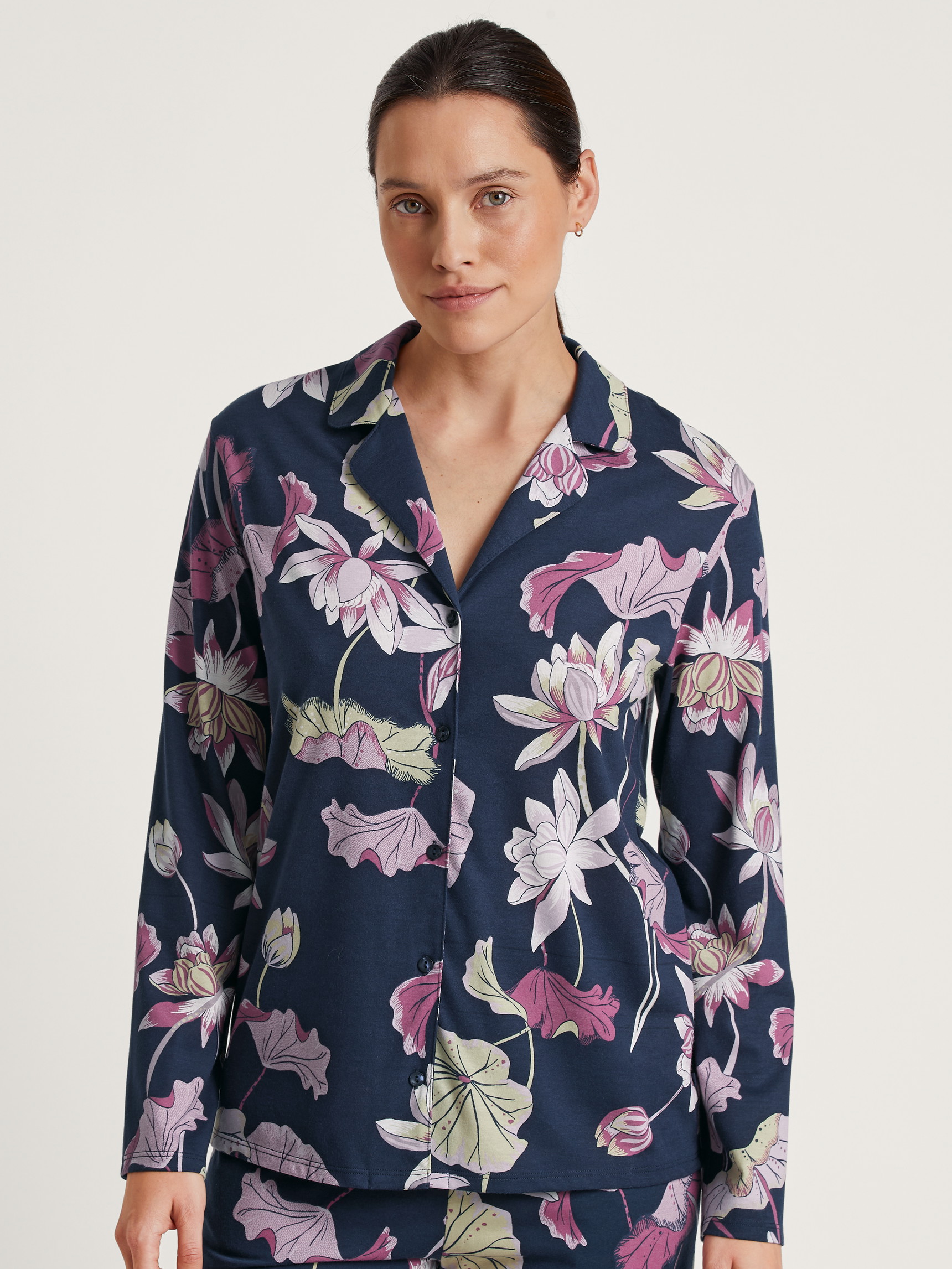 Damen-Model trägt Langarm-Shirt, durchgeknöpft aus Modal in Blau, Floral aus Serie Favourites Glow von CALIDA, Vorderansicht