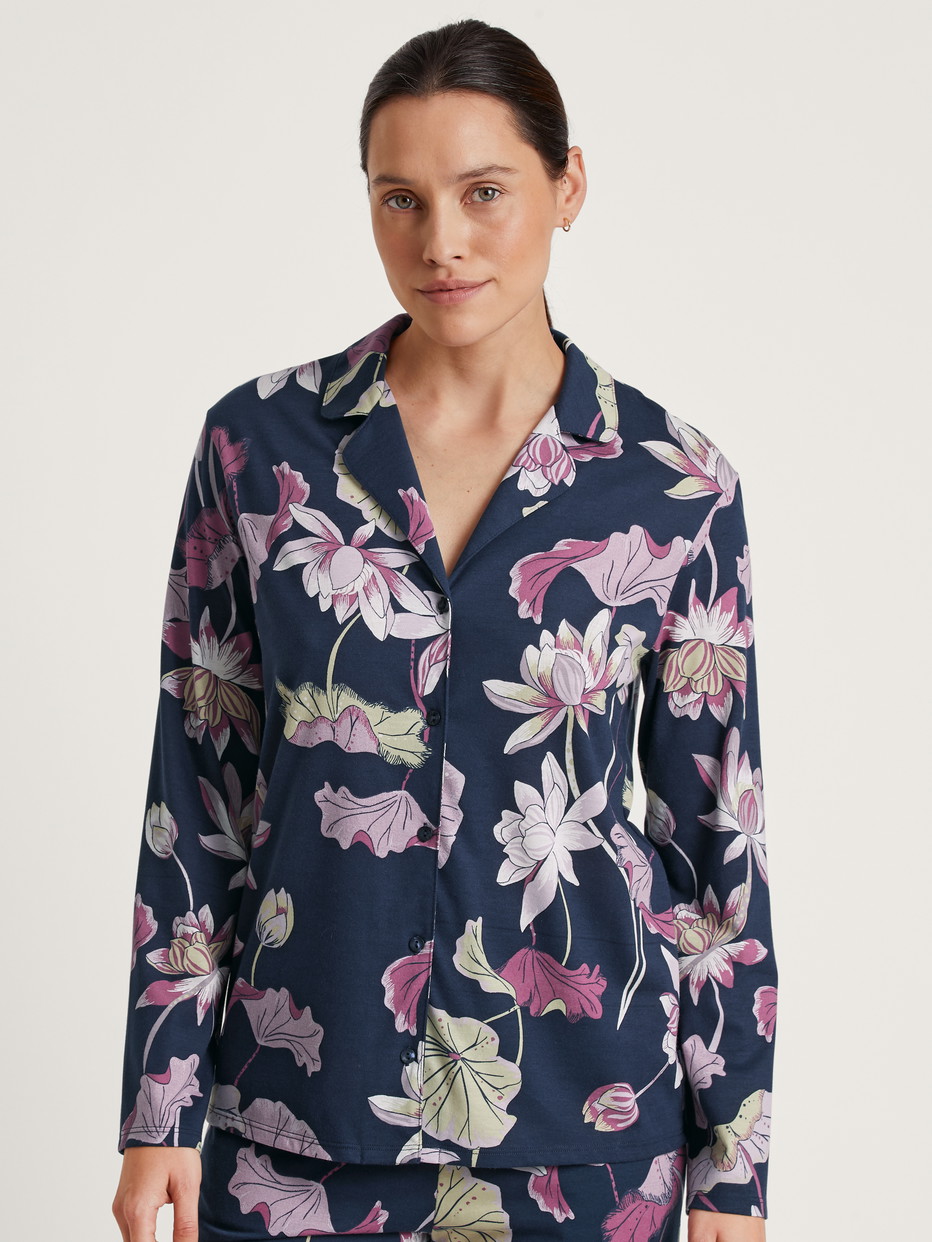 Damen-Model trägt Langarm-Shirt, durchgeknöpft aus Modal in Blau, Floral aus Serie Favourites Glow von CALIDA, Vorderansicht
