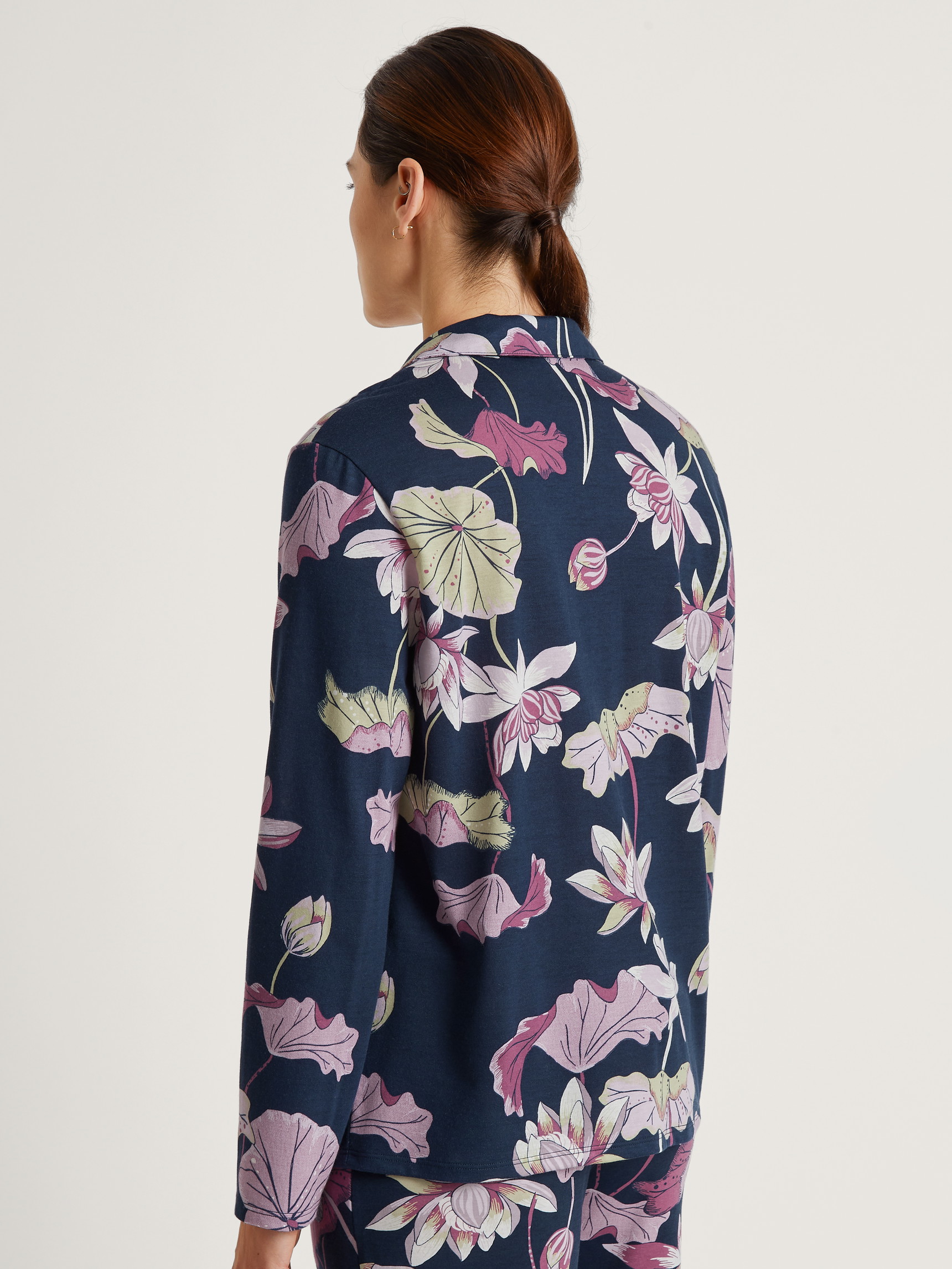 Damen-Model trägt Langarm-Shirt, durchgeknöpft aus Modal in Blau, Floral aus Serie Favourites Glow von CALIDA, Rückansicht