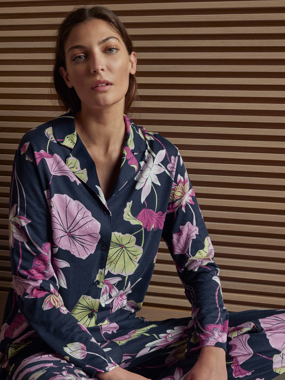 Damen-Model trägt Langarm-Shirt, durchgeknöpft aus Modal in Blau, Floral aus Serie Favourites Glow von CALIDA, Vorderansicht