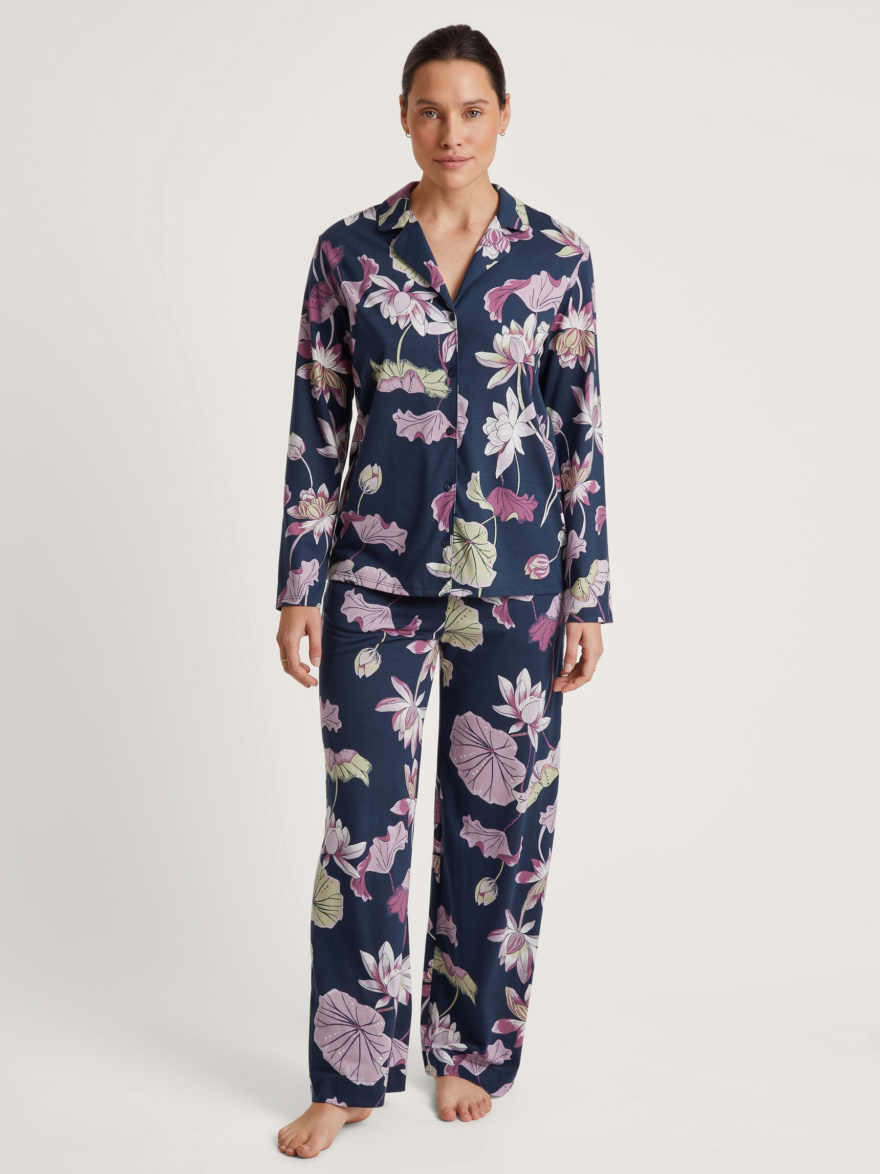 Damen-Model trägt Langarm-Shirt, durchgeknöpft aus Modal in Blau, Floral aus Serie Favourites Glow von CALIDA, Outfit