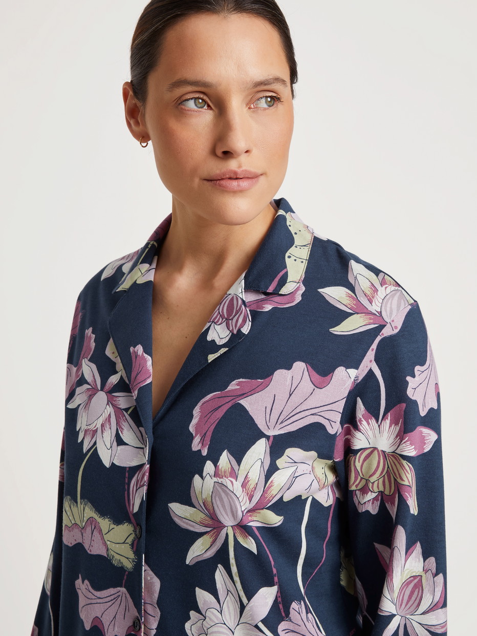 Damen-Model trägt Langarm-Shirt, durchgeknöpft aus Modal in Blau, Floral aus Serie Favourites Glow von CALIDA, Detail