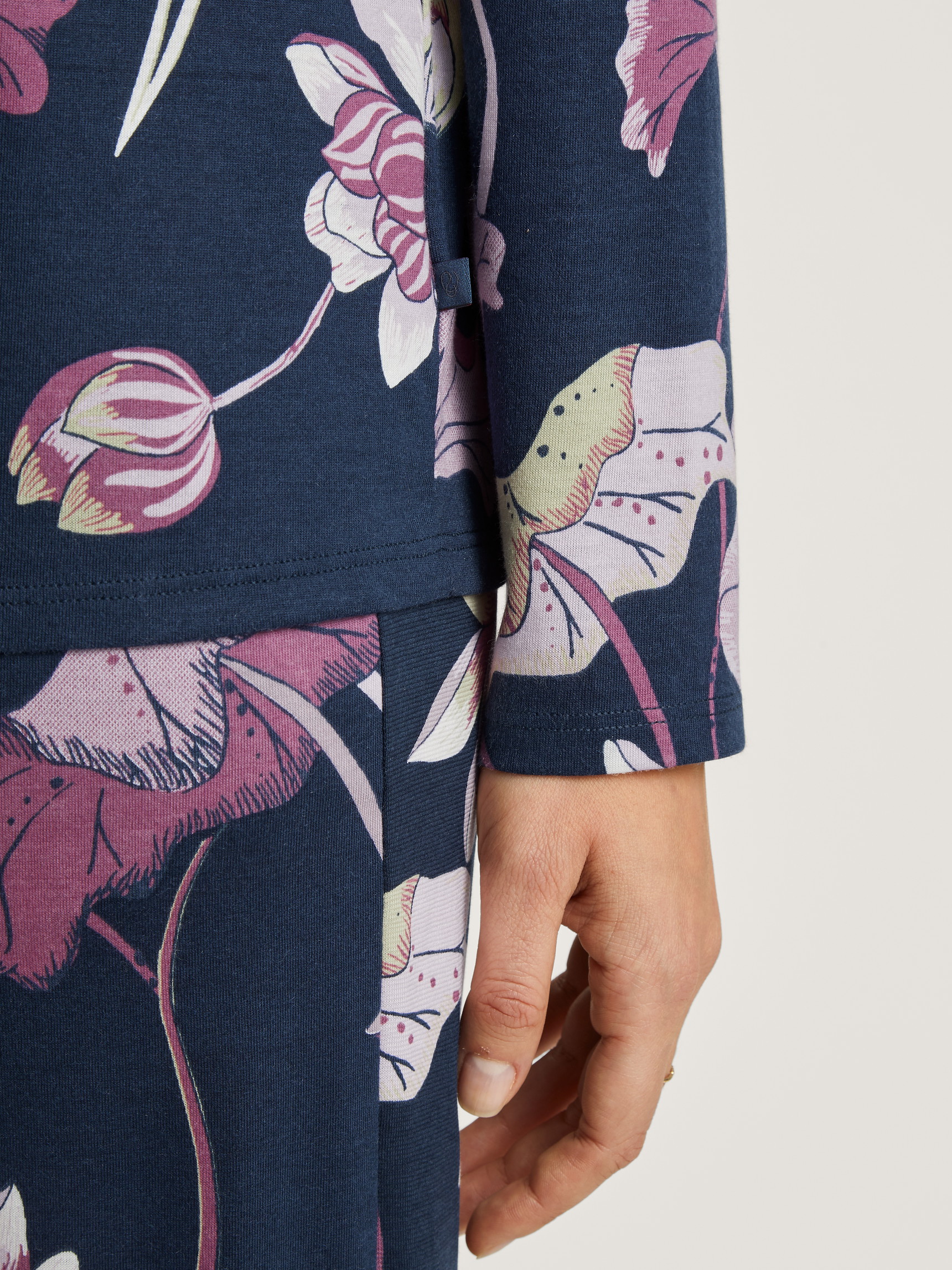 Damen-Model trägt Langarm-Shirt, durchgeknöpft aus Modal in Blau, Floral aus Serie Favourites Glow von CALIDA