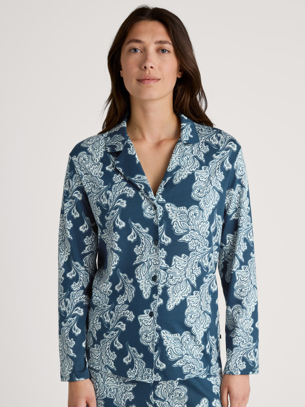 Le mannequin Femme porte le/la T-shirt à manches longues, boutonné de part en part en Modal de couleur Turquoise, Floral, de la série Favourites Botanic de CALIDA, Vue de face