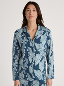 Le mannequin Femme porte le/la T-shirt à manches longues, boutonné de part en part en Modal de couleur Turquoise, Floral, de la série Favourites Botanic de CALIDA, Vue de face