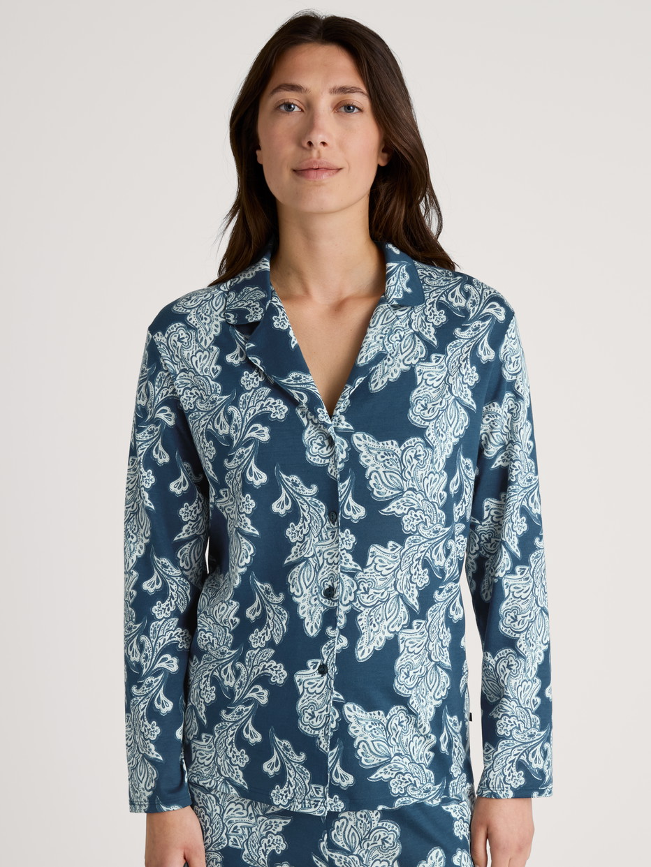 Damen-Model trägt Langarm-Shirt, durchgeknöpft aus Modal in Türkis, Floral aus Serie Favourites Botanic von CALIDA, Vorderansicht
