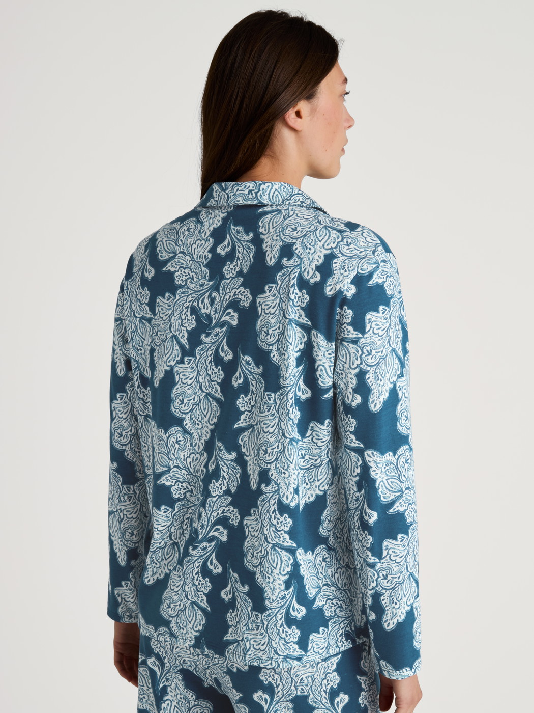 Le mannequin Femme porte le/la T-shirt à manches longues, boutonné de part en part en Modal de couleur Turquoise, Floral, de la série Favourites Botanic de CALIDA, Vue arrière