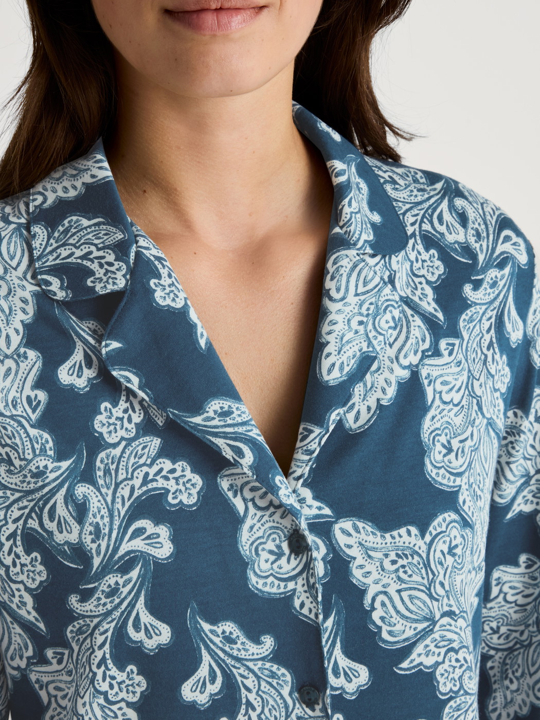 Le mannequin Femme porte le/la T-shirt à manches longues, boutonné de part en part en Modal de couleur Turquoise, Floral, de la série Favourites Botanic de CALIDA, Détail