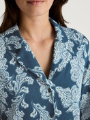Le mannequin Femme porte le/la T-shirt à manches longues, boutonné de part en part en Modal de couleur Turquoise, Floral, de la série Favourites Botanic de CALIDA, Détail