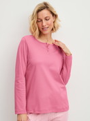 Damen-Model trägt Langarm-Shirt aus 100% Baumwolle in Rosa, Einfarbig aus Serie Sleep Over M&M von CALIDA, Vorderansicht