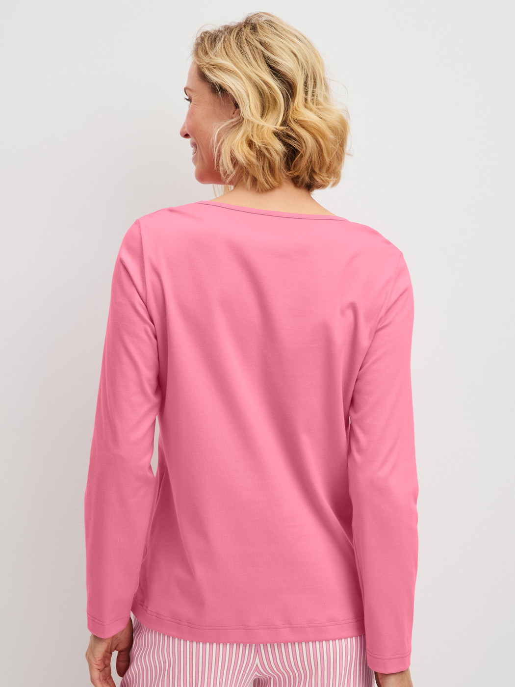 Damen-Model trägt Langarm-Shirt aus 100% Baumwolle in Rosa, Einfarbig aus Serie Sleep Over M&M von CALIDA, Rückansicht