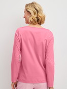 Damen-Model trägt Langarm-Shirt aus 100% Baumwolle in Rosa, Einfarbig aus Serie Sleep Over M&M von CALIDA, Rückansicht