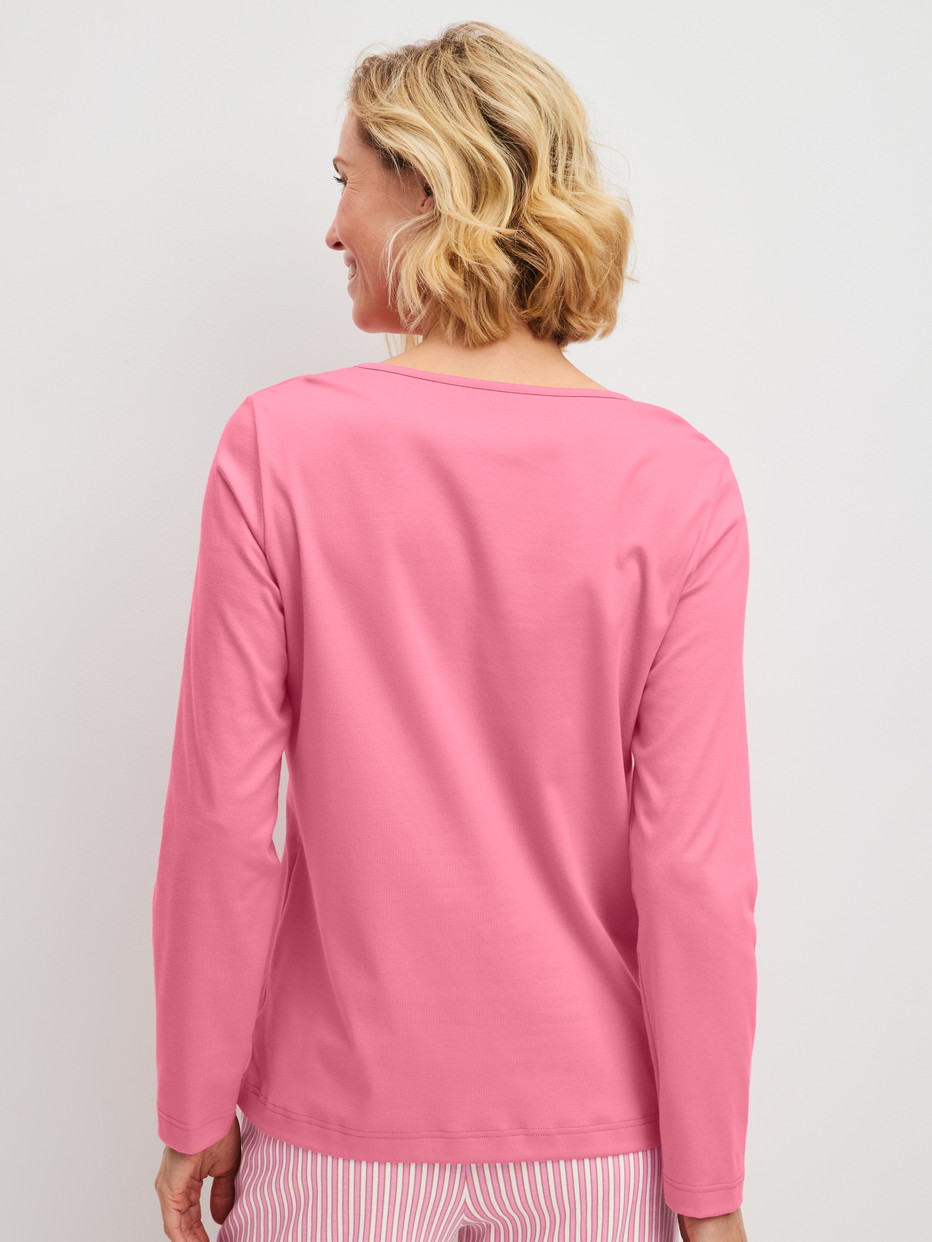 Damen-Model trägt Langarm-Shirt aus 100% Baumwolle in Rosa, Einfarbig aus Serie Sleep Over M&M von CALIDA, Rückansicht